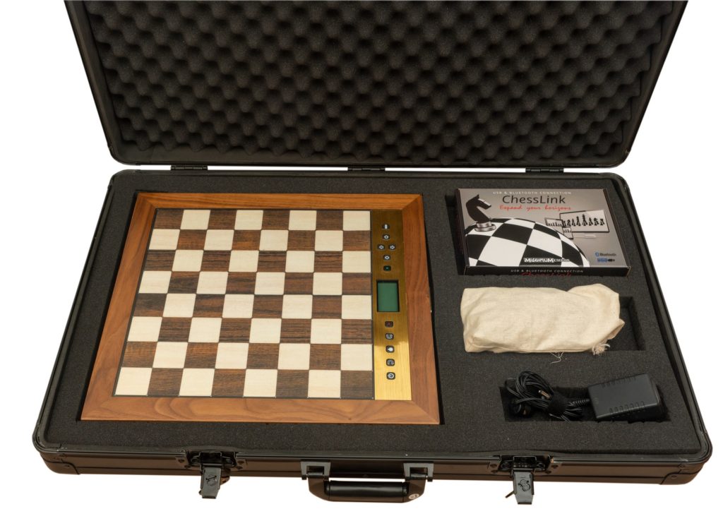 Millennium The King Performance - Jeu d'échecs électroniques pour Les  esthètes. avec Cadre véritable, pièces en Bois et 81 LED pour l'affichage  des Coups. avec Le Logiciel 2 joueurs : : Jeux