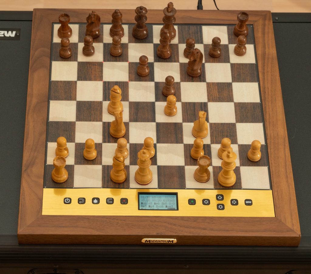 Millennium The King Performance - Jeu d'échecs électroniques pour Les  esthètes. avec Cadre véritable, pièces en Bois et 81 LED pour l'affichage  des Coups. avec Le Logiciel 2 joueurs : : Jeux